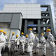 Trabajadores retirando combustible en el edificio del reactor N ° 4 de la central nuclear de Fukushima.AP